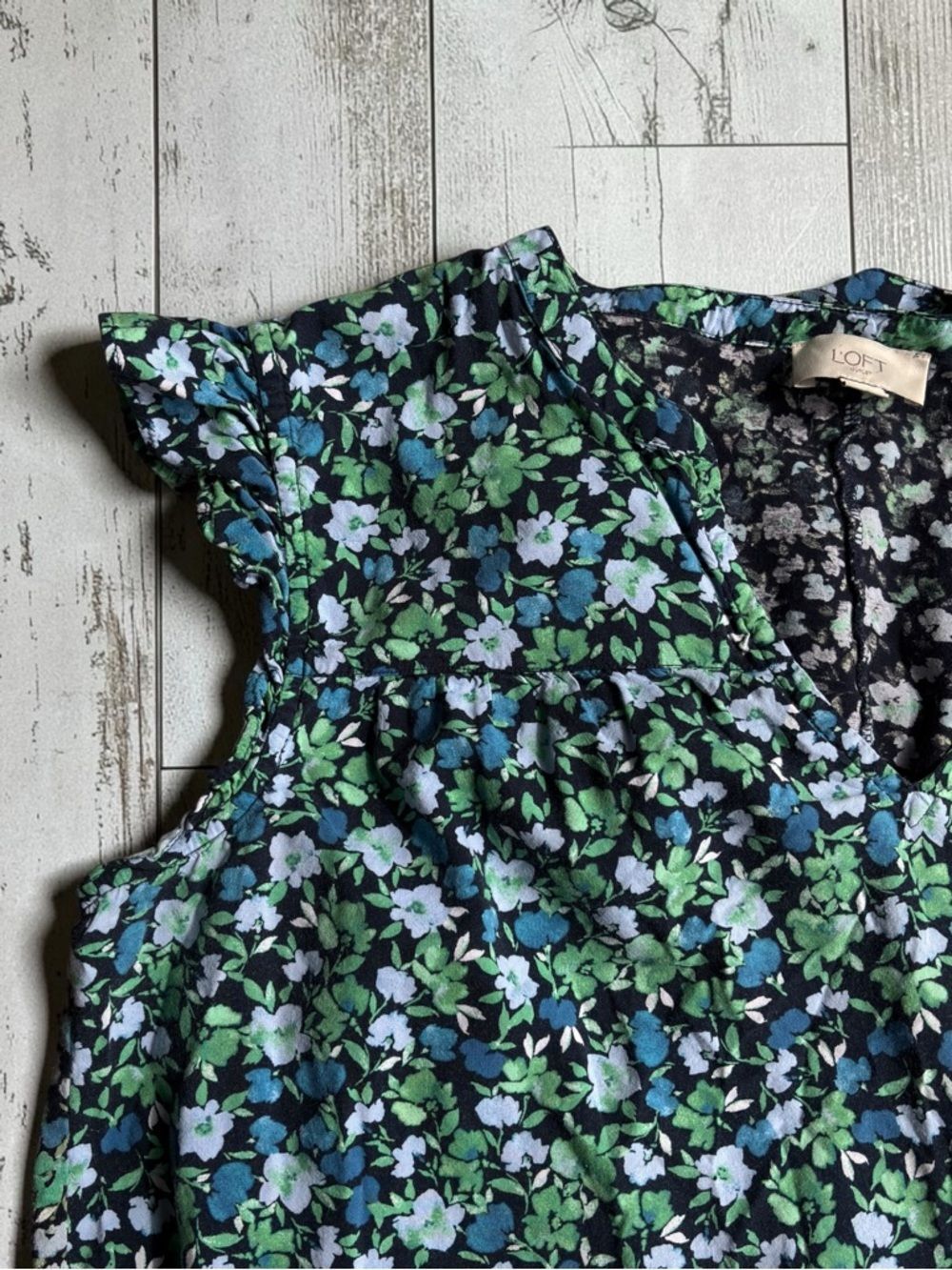 LOFT Outlet Blue Green Floral Blouse Lightweight V Neck Flutter Sleeve Size XL - Picture 5 of 7